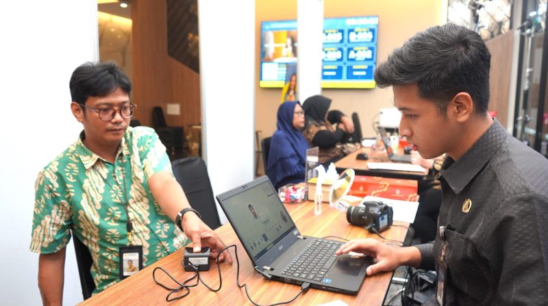 Proses Pengambilan Biometrik pada Layanan Jemput Bola Eazy Passport di Kemenko Bidang Perekonomian