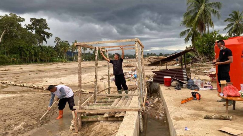 Personel Brimob membangun fasilitas MCK dan tandon air bersih