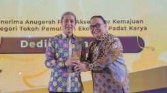 Wali Kota Bogor, Dedie A Rachim saat menerima penghargaan dari KPK di Jogjakarta beberapa waktu lalu. (Humas Pemkot Bogor)