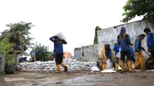 Hallonews
Para pekerja membangun turap darurat dari 3.000 karung di komplek Ciledug Indah 2, Kota Tangerang.