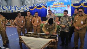 Hallonews
Wali Kota Tangerang, Sachrudin menandatangani prasasti pada Safari Pembangunan di Gedung Olahraga (GOR) Nambo Jaya, Karawaci, Kota Tangerang.