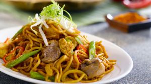 Hidangan khas Imlek dalam program Lunar Prosperity: Feast Delights di Oakwood Suites Kuningan Jakarta, menghadirkan kehangatan dan kebersamaan sepanjang Februari 2026. Foto: Dokumen Hallonews