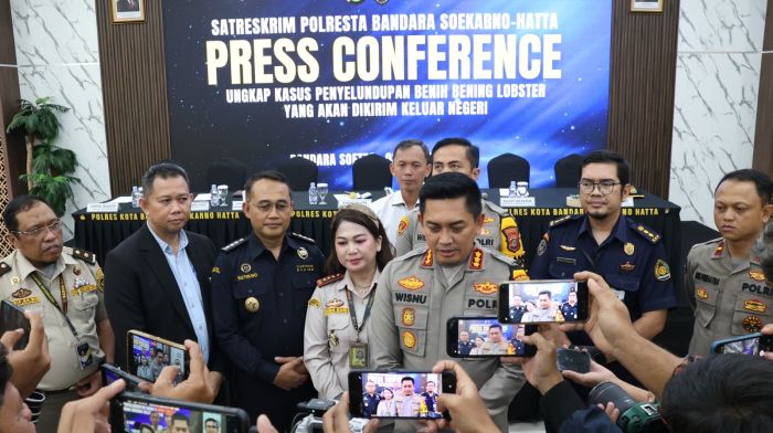 Kapolresta Bandara Soekarno-Hatta Kombes Pol Wisnu Wardana saat menggelar konferensi pers pengungkapan upaya penyelundupan benih lobster melalui jalur udara. Foto: Humas Polresta Bandara Soetta for Hallonews