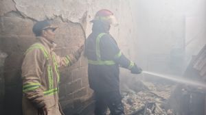 Petugas pemadam kebakaran memadamkan api yang melalap kontrakan di Tambun Utara, Kabupaten Bekasi.
Foto: Damkar Bekasi for Hallonews