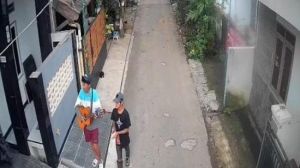 Dua maling motor modus jadi pengamen terekam CCTV saat beraksi di Perum Kota Serang Baru, Kabupaten Bekasi. Foto/Tangkapan Layar