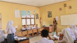 Kegiatan belajar mengajar pada anak sekolah dasar.