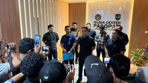Kepala Lembaga Pemasyarakatan Kelas I Cipinang Wachid memberikan keterangan kepada pers terkait sinergitas dangn Polri dalam mengungkap Dugaan Pelanggaran Vape Etomidate, Jumat (6/2/2026). Foto/ Sumber R Ginting/Hallonews.com