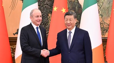 Presiden China Xi Jinping berjabat tangan dengan Perdana Menteri Irlandia Micheál Martin dalam pertemuan bilateral di Beijing.