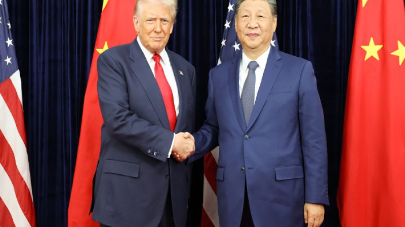 Xi Jinping, Presiden Tiongkok, bersalaman dengan Presiden Amerika Serikat Donald Trump di Busan, Korea Selatan.