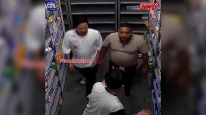 Tangkapan layar rekaman CCTV yang memperlihatkan aksi kekerasan terhadap karyawan ritel di kawasan Ampera Raya, Jakarta Selatan. Foto: TikTok/@Viraljakartaselatan